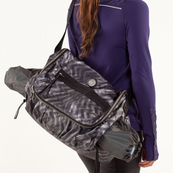 Lululemon Yoga Moto Messenger Bag Blazer Print (Black & Grey Chevron) - EUC! - Picture 3 of 15